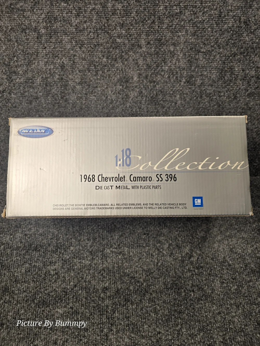 1:18 scale Welly diecast model of a 1968 Chevrolet Camaro SS 396 - Blue